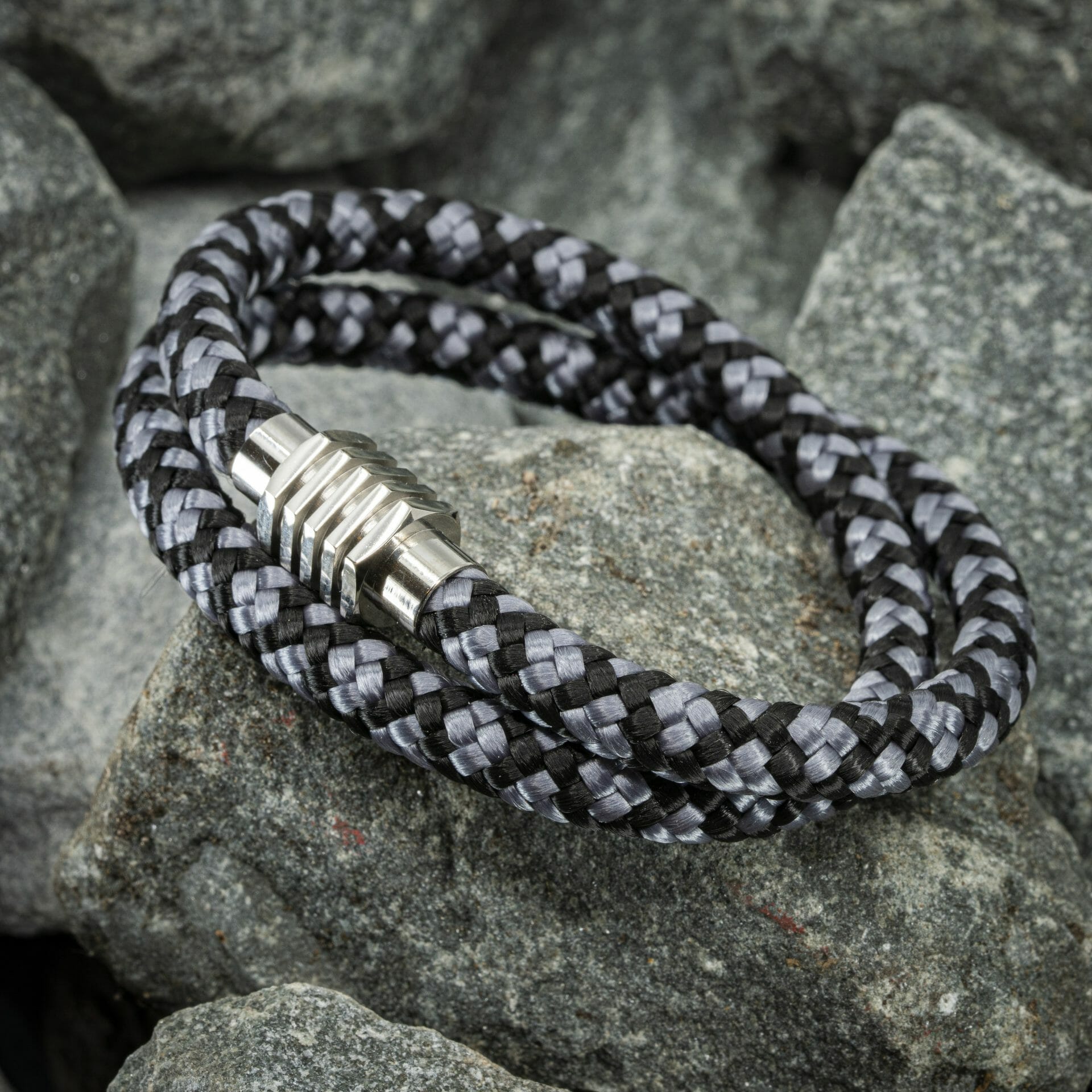 Own paracord bracelet - Gray / black rope